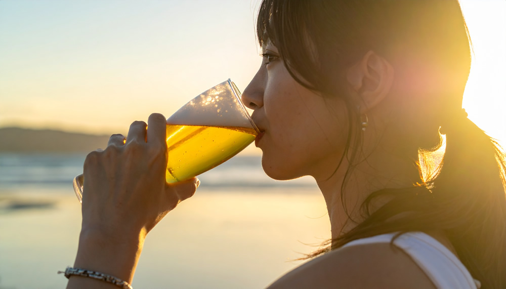 ビールを飲む女性